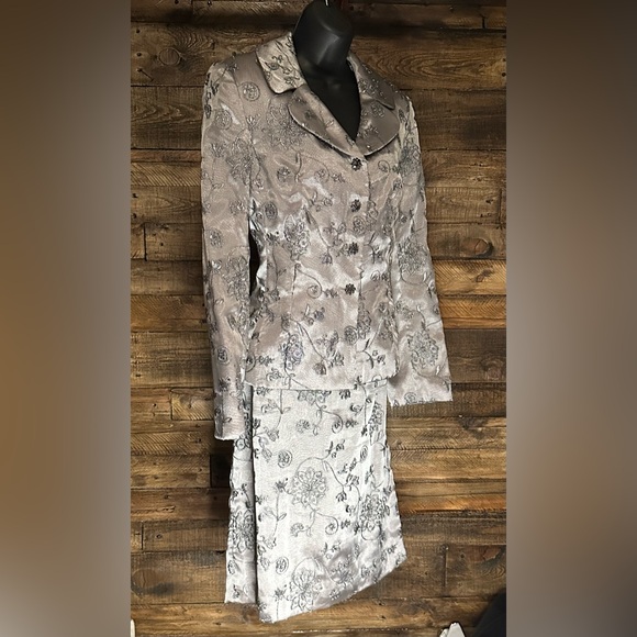 Bergamo by EBI Embroidered Formal Suit - Picture 2 of 10